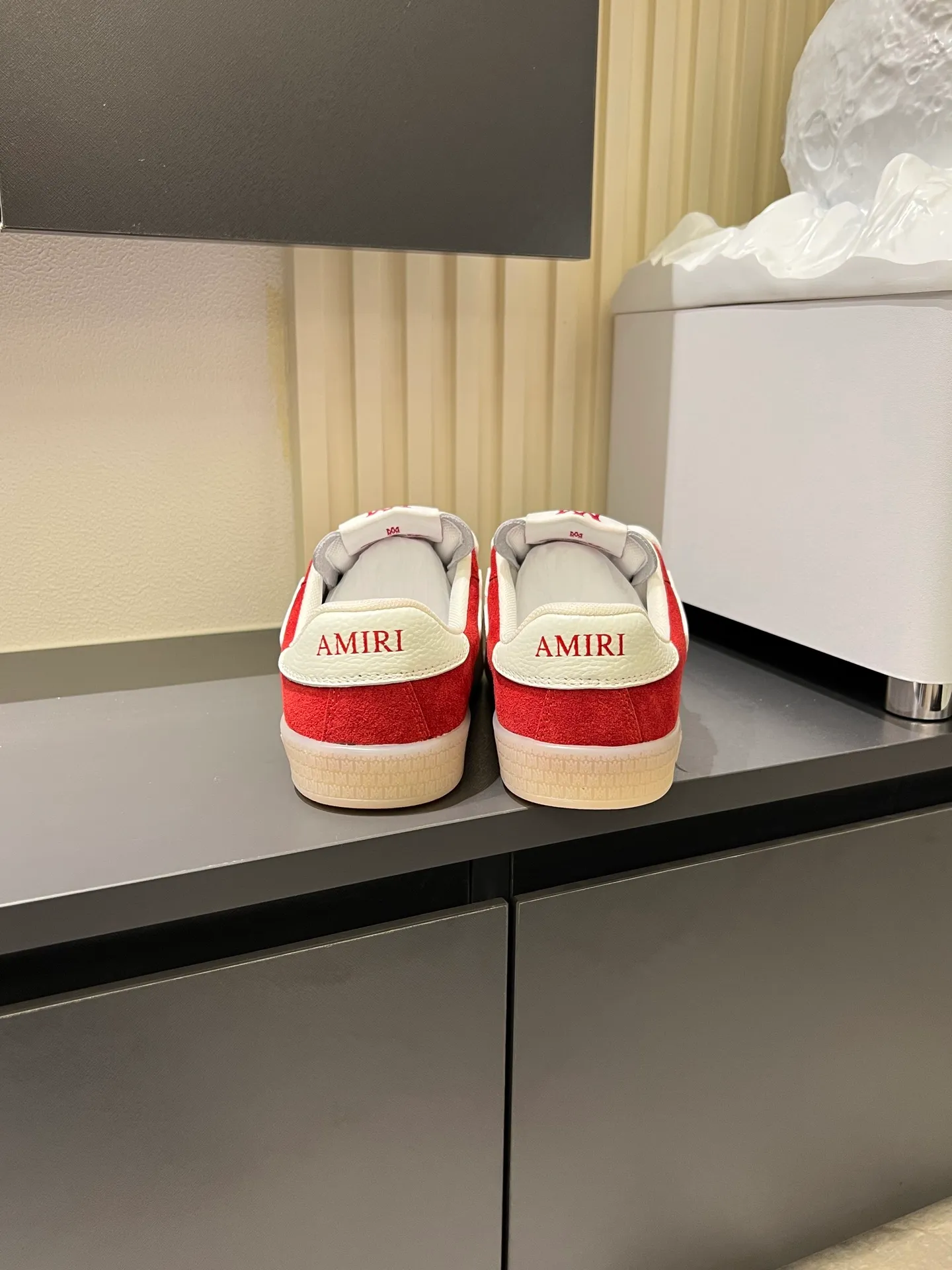 Men's shoes 💰p560 "AMIR*" new men's low-top casual sports sneakers bone shoes, another pair of irresistible bone shoes. Bone shoes are one of AMIRI's most popular items. Made of first-layer cowhide upper. The side bones are made of two cowhide laminations. It has a three-dimensional effect. The leather incisions are all oil-edged. Contrast color design. Simple style. Fashionable sports. Customized metal LOGO nameplate embellished with laces. Exclusive top-quality version. Supports contrast. Breathable mesh lining. The original rubber outsole is a must-have item for daily leisure. It is suitable for various occasions. If you pursue high quality, check it out. It is super cool on the feet and comes with a full set of original packaging! Size: 39-45!